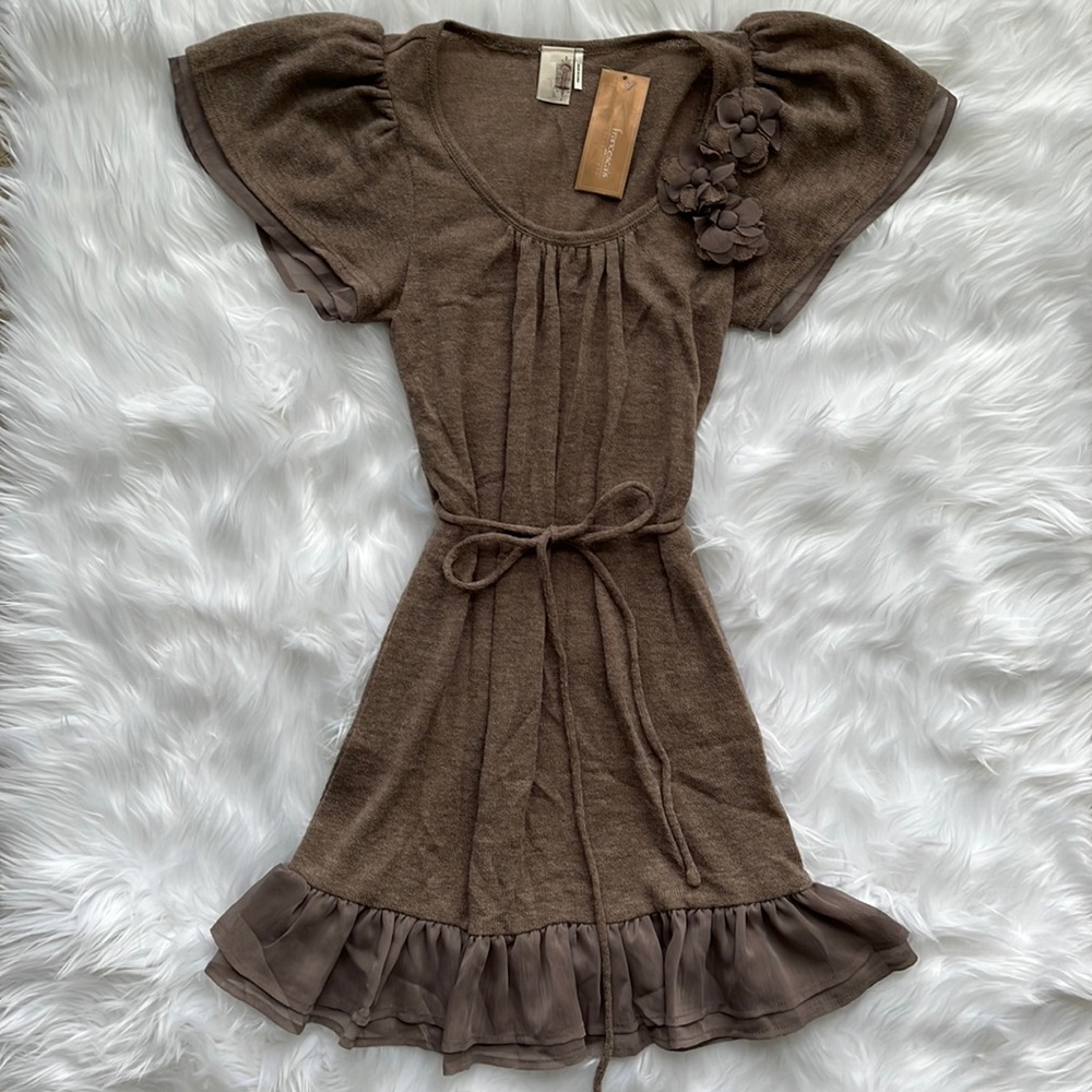 NWT Francesca’s flutter sleeve dress in brown